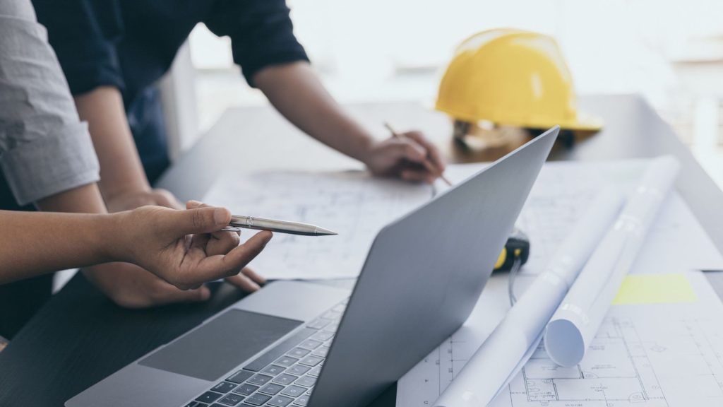 Tecnico che progetta un elaborato tecnico della copertura 